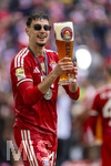 16.05.2026, Fussball Bundesliga 2025/2026, 34.Spieltag, FC Bayern München - 1.FC Köln, in der Allianz-Arena München, Nach dem Spiel die Siegerehrung für den Deutschen Meister Bayern München, Aleksandar Pavlovic (Bayern München)  mit einem Weissbierglas und Sonnebrille.