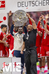 16.05.2026, Fussball Bundesliga 2025/2026, 34.Spieltag, FC Bayern München - 1.FC Köln, in der Allianz-Arena München, Nach dem Spiel die Siegerehrung für den Deutschen Meister Bayern München, re: Trainer Vincent Kompany (FC Bayern München) mit Co-Trainer Floribert Ngalula (FC Bayern München, N´Galula) stemmen die Meisterschale hoch.