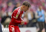 16.05.2026, Fussball Bundesliga 2025/2026, 34.Spieltag, FC Bayern München - 1.FC Köln, in der Allianz-Arena München, Nach dem Spiel die Siegerehrung für den Deutschen Meister Bayern München, Lennart Karl (FC Bayern München) hat eine Ladung Bier über den Kopf geschüttet bekommen.