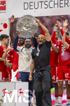 16.05.2026, Fussball Bundesliga 2025/2026, 34.Spieltag, FC Bayern München - 1.FC Köln, in der Allianz-Arena München, Nach dem Spiel die Siegerehrung für den Deutschen Meister Bayern München, re: Trainer Vincent Kompany (FC Bayern München) mit Co-Trainer Floribert Ngalula (FC Bayern München, N´Galula) stemmen die Meisterschale hoch.