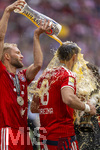 16.05.2026, Fussball Bundesliga 2025/2026, 34.Spieltag, FC Bayern München - 1.FC Köln, in der Allianz-Arena München, Nach dem Spiel die Siegerehrung für den Deutschen Meister Bayern München, Leon Goretzka (re, FC Bayern München) mit dem berühmten Kakadu, von hinten bekommt er eine Ladung Bier von Konrad Laimer (FC Bayern München) über den Kopf.