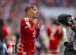 16.05.2026, Fussball Bundesliga 2025/2026, 34.Spieltag, FC Bayern München - 1.FC Köln, in der Allianz-Arena München, Nach dem Spiel die Siegerehrung für den Deutschen Meister Bayern München, Lennart Karl (FC Bayern München) hat eine Ladung Bier über den Kopf geschüttet bekommen.