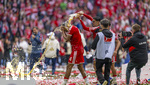 16.05.2026, Fussball Bundesliga 2025/2026, 34.Spieltag, FC Bayern München - 1.FC Köln, in der Allianz-Arena München, Nach dem Spiel die Siegerehrung für den Deutschen Meister Bayern München, Jonathan Tah (li, FC Bayern München) bekommt eine Ladung Bier von Aleksandar Pavlovic (Bayern München) über den Kopf.