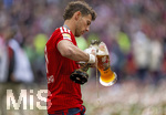 16.05.2026, Fussball Bundesliga 2025/2026, 34.Spieltag, FC Bayern München - 1.FC Köln, in der Allianz-Arena München, Nach dem Spiel die Siegerehrung für den Deutschen Meister Bayern München, Leon Goretzka (FC Bayern München) lässt den berühmten Kakadu aus seinem Weissbierglas trinken. Auf dem Glas ist schliesslich auch der Kakadu als Bild aufgedruckt.