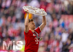 16.05.2026, Fussball Bundesliga 2025/2026, 34.Spieltag, FC Bayern München - 1.FC Köln, in der Allianz-Arena München, Nach dem Spiel die Siegerehrung für den Deutschen Meister Bayern München, Joshua Kimmich (FC Bayern München) mit der Schale bei den Fans 