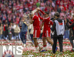 16.05.2026, Fussball Bundesliga 2025/2026, 34.Spieltag, FC Bayern München - 1.FC Köln, in der Allianz-Arena München, Nach dem Spiel die Siegerehrung für den Deutschen Meister Bayern München, Jonathan Tah (li, FC Bayern München) bekommt eine Ladung Bier von Aleksandar Pavlovic (Bayern München) über den Kopf.