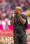 16.05.2026, Fussball Bundesliga 2025/2026, 34.Spieltag, FC Bayern München - 1.FC Köln, in der Allianz-Arena München, Nach dem Spiel die Siegerehrung für den Deutschen Meister Bayern München, Trainer Vincent Kompany (FC Bayern München) nach einer Weissbierdusche komplett durchnässt auf dem Platz.