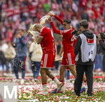 16.05.2026, Fussball Bundesliga 2025/2026, 34.Spieltag, FC Bayern München - 1.FC Köln, in der Allianz-Arena München, Nach dem Spiel die Siegerehrung für den Deutschen Meister Bayern München, Jonathan Tah (li, FC Bayern München) bekommt eine Ladung Bier von Aleksandar Pavlovic (Bayern München) über den Kopf.