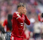 16.05.2026, Fussball Bundesliga 2025/2026, 34.Spieltag, FC Bayern München - 1.FC Köln, in der Allianz-Arena München, Nach dem Spiel die Siegerehrung für den Deutschen Meister Bayern München, Lennart Karl (FC Bayern München) hat eine Ladung Bier über den Kopf geschüttet bekommen.
