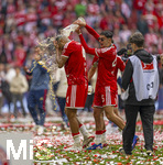 16.05.2026, Fussball Bundesliga 2025/2026, 34.Spieltag, FC Bayern München - 1.FC Köln, in der Allianz-Arena München, Nach dem Spiel die Siegerehrung für den Deutschen Meister Bayern München, Jonathan Tah (li, FC Bayern München) bekommt eine Ladung Bier von Aleksandar Pavlovic (Bayern München) über den Kopf.