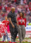 16.05.2026, Fussball Bundesliga 2025/2026, 34.Spieltag, FC Bayern München - 1.FC Köln, in der Allianz-Arena München, Nach dem Spiel die Siegerehrung für den Deutschen Meister Bayern München, Trainer Vincent Kompany (FC Bayern München) nach einer Weissbierdusche komplett durchnässt auf dem Platz mit seiner Ehefrau Carla, re). Sie wird mit den Luftschlangen vom Sohn (li) überschüttet. 