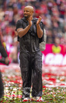 16.05.2026, Fussball Bundesliga 2025/2026, 34.Spieltag, FC Bayern München - 1.FC Köln, in der Allianz-Arena München, Nach dem Spiel die Siegerehrung für den Deutschen Meister Bayern München, Trainer Vincent Kompany (FC Bayern München) nach einer Weissbierdusche komplett durchnässt auf dem Platz.