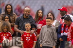 16.05.2026, Fussball Bundesliga 2025/2026, 34.Spieltag, FC Bayern München - 1.FC Köln, in der Allianz-Arena München, Nach dem Spiel die Siegerehrung für den Deutschen Meister Bayern München, Trainer Vincent Kompany (li, FC Bayern München) auf dem Platz mit seiner Familie, Ehefrau Carla (mitte), den Kindern Caleb, Kai, Sienna und Papa Pierre Kompany (re, Belgischer Politiker) 