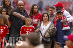 16.05.2026, Fussball Bundesliga 2025/2026, 34.Spieltag, FC Bayern München - 1.FC Köln, in der Allianz-Arena München, Nach dem Spiel die Siegerehrung für den Deutschen Meister Bayern München, Trainer Vincent Kompany (li, FC Bayern München) auf dem Platz mit seiner Familie, Ehefrau Carla (mitte), den Kindern Caleb, Kai, Sienna und Papa Pierre Kompany (re, Belgischer Politiker)