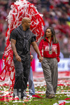 16.05.2026, Fussball Bundesliga 2025/2026, 34.Spieltag, FC Bayern München - 1.FC Köln, in der Allianz-Arena München, Nach dem Spiel die Siegerehrung für den Deutschen Meister Bayern München, Trainer Vincent Kompany (FC Bayern München) nach einer Weissbierdusche komplett durchnässt auf dem Platz mit seiner Ehefrau Carla, re). Sie wird mit den Luftschlangen vom Sohn (li) überschüttet. 
