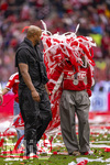 16.05.2026, Fussball Bundesliga 2025/2026, 34.Spieltag, FC Bayern München - 1.FC Köln, in der Allianz-Arena München, Nach dem Spiel die Siegerehrung für den Deutschen Meister Bayern München, Trainer Vincent Kompany (FC Bayern München) nach einer Weissbierdusche komplett durchnässt auf dem Platz mit seiner Ehefrau Carla, re). Sie wird mit den Luftschlangen vom Sohn überschüttet. 
