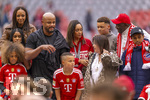 16.05.2026, Fussball Bundesliga 2025/2026, 34.Spieltag, FC Bayern München - 1.FC Köln, in der Allianz-Arena München, Nach dem Spiel die Siegerehrung für den Deutschen Meister Bayern München, Trainer Vincent Kompany (li, FC Bayern München) auf dem Platz mit seiner Familie, Ehefrau Carla (mitte), den Kindern Caleb, Kai, Sienna und Papa Pierre Kompany (re, Belgischer Politiker) 