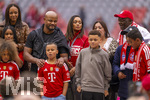 16.05.2026, Fussball Bundesliga 2025/2026, 34.Spieltag, FC Bayern München - 1.FC Köln, in der Allianz-Arena München, Nach dem Spiel die Siegerehrung für den Deutschen Meister Bayern München, Trainer Vincent Kompany (li, FC Bayern München) auf dem Platz mit seiner Familie, Ehefrau Carla (mitte), den Kindern Caleb, Kai, Sienna und Papa Pierre Kompany (re, Belgischer Politiker) 