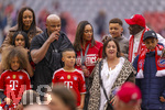 16.05.2026, Fussball Bundesliga 2025/2026, 34.Spieltag, FC Bayern München - 1.FC Köln, in der Allianz-Arena München, Nach dem Spiel die Siegerehrung für den Deutschen Meister Bayern München, Trainer Vincent Kompany (li, FC Bayern München) auf dem Platz mit seiner Familie, Ehefrau Carla (mitte), den Kindern Caleb, Kai, Sienna und Papa Pierre Kompany (re, Belgischer Politiker)