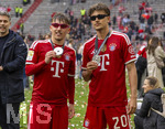 16.05.2026, Fussball Bundesliga 2025/2026, 34.Spieltag, FC Bayern München - 1.FC Köln, in der Allianz-Arena München, Nach dem Spiel die Siegerehrung für den Deutschen Meister Bayern München, v.li: Lennart Karl (FC Bayern München) und Tom Bischof (Bayern München) glücklich aber Cool mit Sonnebrille.