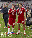 16.05.2026, Fussball Bundesliga 2025/2026, 34.Spieltag, FC Bayern München - 1.FC Köln, in der Allianz-Arena München, Nach dem Spiel die Siegerehrung für den Deutschen Meister Bayern München, v.li: Lennart Karl (FC Bayern München) und Tom Bischof (Bayern München) glücklich aber Cool mit Sonnebrille.