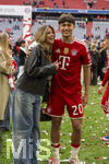 16.05.2026, Fussball Bundesliga 2025/2026, 34.Spieltag, FC Bayern München - 1.FC Köln, in der Allianz-Arena München, Nach dem Spiel die Siegerehrung für den Deutschen Meister Bayern München, re: Tom Bischof (Bayern München) mit Freundin Josefine Scholl 