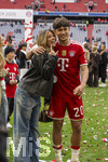16.05.2026, Fussball Bundesliga 2025/2026, 34.Spieltag, FC Bayern München - 1.FC Köln, in der Allianz-Arena München, Nach dem Spiel die Siegerehrung für den Deutschen Meister Bayern München, re: Tom Bischof (Bayern München) mit Freundin Josefine Scholl 