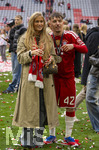 16.05.2026, Fussball Bundesliga 2025/2026, 34.Spieltag, FC Bayern München - 1.FC Köln, in der Allianz-Arena München, Nach dem Spiel die Siegerehrung für den Deutschen Meister Bayern München, re: Lennart Karl (FC Bayern München) mit Freundin Zoe Käppele auf dem Platz.