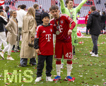 16.05.2026, Fussball Bundesliga 2025/2026, 34.Spieltag, FC Bayern München - 1.FC Köln, in der Allianz-Arena München, Nach dem Spiel die Siegerehrung für den Deutschen Meister Bayern München, re: Lennart Karl (FC Bayern München) mit seinem kleinen Bruder Vincent auf dem Platz. hinten Mutter Karl (mit Brille)