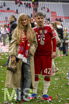 16.05.2026, Fussball Bundesliga 2025/2026, 34.Spieltag, FC Bayern München - 1.FC Köln, in der Allianz-Arena München, Nach dem Spiel die Siegerehrung für den Deutschen Meister Bayern München, re: Lennart Karl (FC Bayern München) mit Freundin Zoe Käppele auf dem Platz.