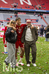 16.05.2026, Fussball Bundesliga 2025/2026, 34.Spieltag, FC Bayern München - 1.FC Köln, in der Allianz-Arena München, Nach dem Spiel die Siegerehrung für den Deutschen Meister Bayern München,  Tom Bischof (mitte, Bayern München) mit den Eltern Thomas und Daniela Bischof auf dem Platz.
