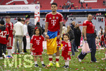 16.05.2026, Fussball Bundesliga 2025/2026, 34.Spieltag, FC Bayern München - 1.FC Köln, in der Allianz-Arena München, Nach dem Spiel die Siegerehrung für den Deutschen Meister Bayern München, Luis Diaz (FC Bayern München) mit seinen Kindern auf dem Platz und der Kolumbianischen Nationalflagge um den Körper.