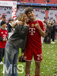 16.05.2026, Fussball Bundesliga 2025/2026, 34.Spieltag, FC Bayern München - 1.FC Köln, in der Allianz-Arena München, Nach dem Spiel die Siegerehrung für den Deutschen Meister Bayern München, re: Tom Bischof (Bayern München) mit Freundin Josefine Scholl  