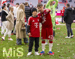 16.05.2026, Fussball Bundesliga 2025/2026, 34.Spieltag, FC Bayern München - 1.FC Köln, in der Allianz-Arena München, Nach dem Spiel die Siegerehrung für den Deutschen Meister Bayern München, re: Lennart Karl (FC Bayern München) mit seinem kleinen Bruder Vincent auf dem Platz. hinten Mutter Karl (mit Brille)