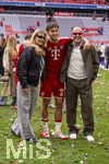 16.05.2026, Fussball Bundesliga 2025/2026, 34.Spieltag, FC Bayern München - 1.FC Köln, in der Allianz-Arena München, Nach dem Spiel die Siegerehrung für den Deutschen Meister Bayern München,  Tom Bischof (mitte, Bayern München) mit den Eltern Thomas und Daniela Bischof auf dem Platz.