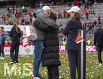 16.05.2026, Fussball Bundesliga 2025/2026, 34.Spieltag, FC Bayern München - 1.FC Köln, in der Allianz-Arena München, Nach dem Spiel die Siegerehrung für den Deutschen Meister Bayern München, Die scheidenden Managerin Kathleen Krüger (2.v.re) wird von einem Kollegen umarmt.