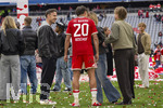 16.05.2026, Fussball Bundesliga 2025/2026, 34.Spieltag, FC Bayern München - 1.FC Köln, in der Allianz-Arena München, Nach dem Spiel die Siegerehrung für den Deutschen Meister Bayern München, Tom Bischof (Bayern München) küsst seine Freundin Josefine Scholl  