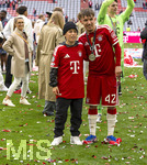 16.05.2026, Fussball Bundesliga 2025/2026, 34.Spieltag, FC Bayern München - 1.FC Köln, in der Allianz-Arena München, Nach dem Spiel die Siegerehrung für den Deutschen Meister Bayern München, re: Lennart Karl (FC Bayern München) mit seinem kleinen Bruder Vincent auf dem Platz. hinten Mutter Karl (mit Brille)