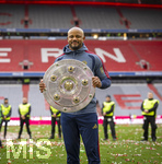 16.05.2026, Fussball Bundesliga 2025/2026, 34.Spieltag, FC Bayern München - 1.FC Köln, in der Allianz-Arena München, Nach dem Spiel die Siegerehrung für den Deutschen Meister Bayern München, Trainer Vincent Kompany (FC Bayern München) präsentiert die Schale den Fotografen. 