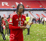16.05.2026, Fussball Bundesliga 2025/2026, 34.Spieltag, FC Bayern München - 1.FC Köln, in der Allianz-Arena München, Nach dem Spiel die Siegerehrung für den Deutschen Meister Bayern München,  Michael Olise (FC Bayern München) mit dem pokal für den Spieler der Saison der DFL.
