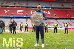 16.05.2026, Fussball Bundesliga 2025/2026, 34.Spieltag, FC Bayern München - 1.FC Köln, in der Allianz-Arena München, Nach dem Spiel die Siegerehrung für den Deutschen Meister Bayern München, Trainer Vincent Kompany (FC Bayern München) präsentiert die Schale den Fotografen. 