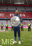 16.05.2026, Fussball Bundesliga 2025/2026, 34.Spieltag, FC Bayern München - 1.FC Köln, in der Allianz-Arena München, Nach dem Spiel die Siegerehrung für den Deutschen Meister Bayern München, Trainer Vincent Kompany (FC Bayern München) präsentiert die Schale den Fotografen.