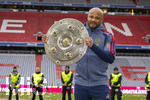 16.05.2026, Fussball Bundesliga 2025/2026, 34.Spieltag, FC Bayern München - 1.FC Köln, in der Allianz-Arena München, Nach dem Spiel die Siegerehrung für den Deutschen Meister Bayern München, Trainer Vincent Kompany (FC Bayern München) präsentiert die Schale den Fotografen.