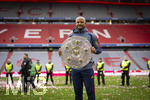 16.05.2026, Fussball Bundesliga 2025/2026, 34.Spieltag, FC Bayern München - 1.FC Köln, in der Allianz-Arena München, Nach dem Spiel die Siegerehrung für den Deutschen Meister Bayern München, Trainer Vincent Kompany (FC Bayern München) präsentiert die Schale den Fotografen. 