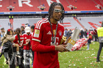 16.05.2026, Fussball Bundesliga 2025/2026, 34.Spieltag, FC Bayern München - 1.FC Köln, in der Allianz-Arena München, Nach dem Spiel die Siegerehrung für den Deutschen Meister Bayern München,  Michael Olise (FC Bayern München) mit dem pokal für den Spieler der Saison der DFL.