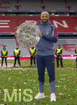 16.05.2026, Fussball Bundesliga 2025/2026, 34.Spieltag, FC Bayern München - 1.FC Köln, in der Allianz-Arena München, Nach dem Spiel die Siegerehrung für den Deutschen Meister Bayern München, Trainer Vincent Kompany (FC Bayern München) präsentiert die Schale den Fotografen.