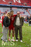 16.05.2026, Fussball Bundesliga 2025/2026, 34.Spieltag, FC Bayern München - 1.FC Köln, in der Allianz-Arena München, Nach dem Spiel die Siegerehrung für den Deutschen Meister Bayern München,  Tom Bischof (mitte, Bayern München) mit den Eltern Thomas und Daniela Bischof auf dem Platz.