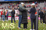 16.05.2026, Fussball Bundesliga 2025/2026, 34.Spieltag, FC Bayern München - 1.FC Köln, in der Allianz-Arena München, Nach dem Spiel die Siegerehrung für den Deutschen Meister Bayern München, Die scheidenden Managerin Kathleen Krüger (2.v.re) wird von einem Kollegen umarmt.