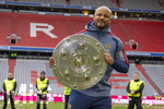 16.05.2026, Fussball Bundesliga 2025/2026, 34.Spieltag, FC Bayern München - 1.FC Köln, in der Allianz-Arena München, Nach dem Spiel die Siegerehrung für den Deutschen Meister Bayern München, Trainer Vincent Kompany (FC Bayern München) präsentiert die Schale den Fotografen.
