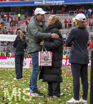 16.05.2026, Fussball Bundesliga 2025/2026, 34.Spieltag, FC Bayern München - 1.FC Köln, in der Allianz-Arena München, Nach dem Spiel die Siegerehrung für den Deutschen Meister Bayern München, Die scheidenden Managerin Kathleen Krüger (2.v.re) wird von einem Kollegen umarmt.